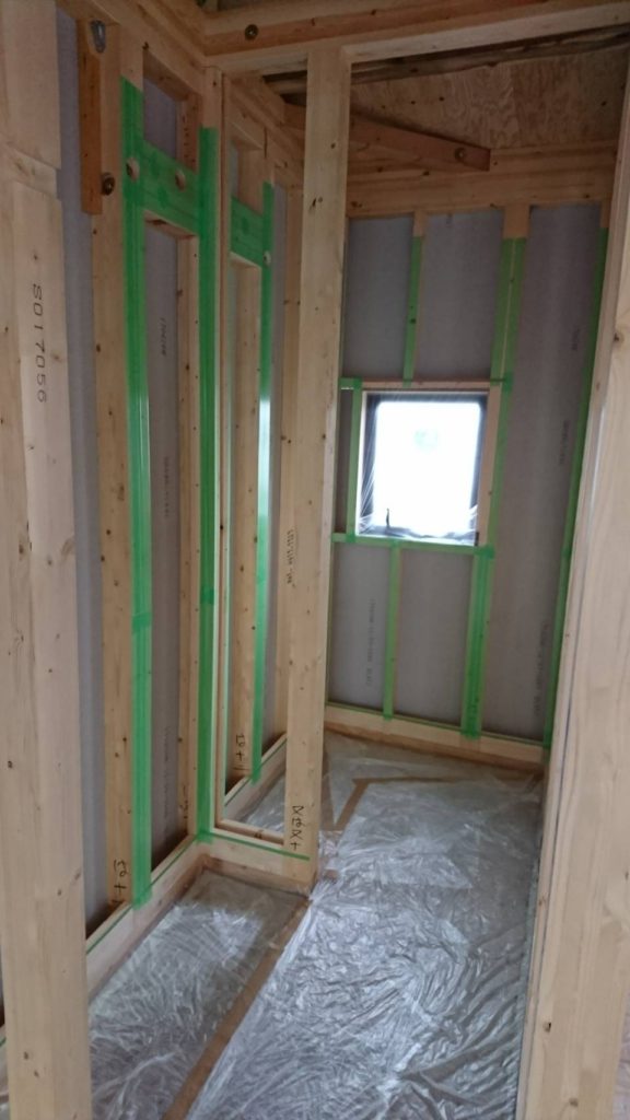 ウレタン断熱_吹付前養生